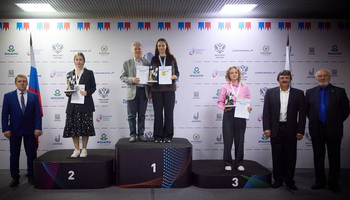 Евгения Сатановская (слева)