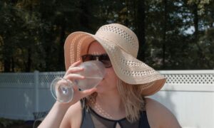 Женщина пьет воду