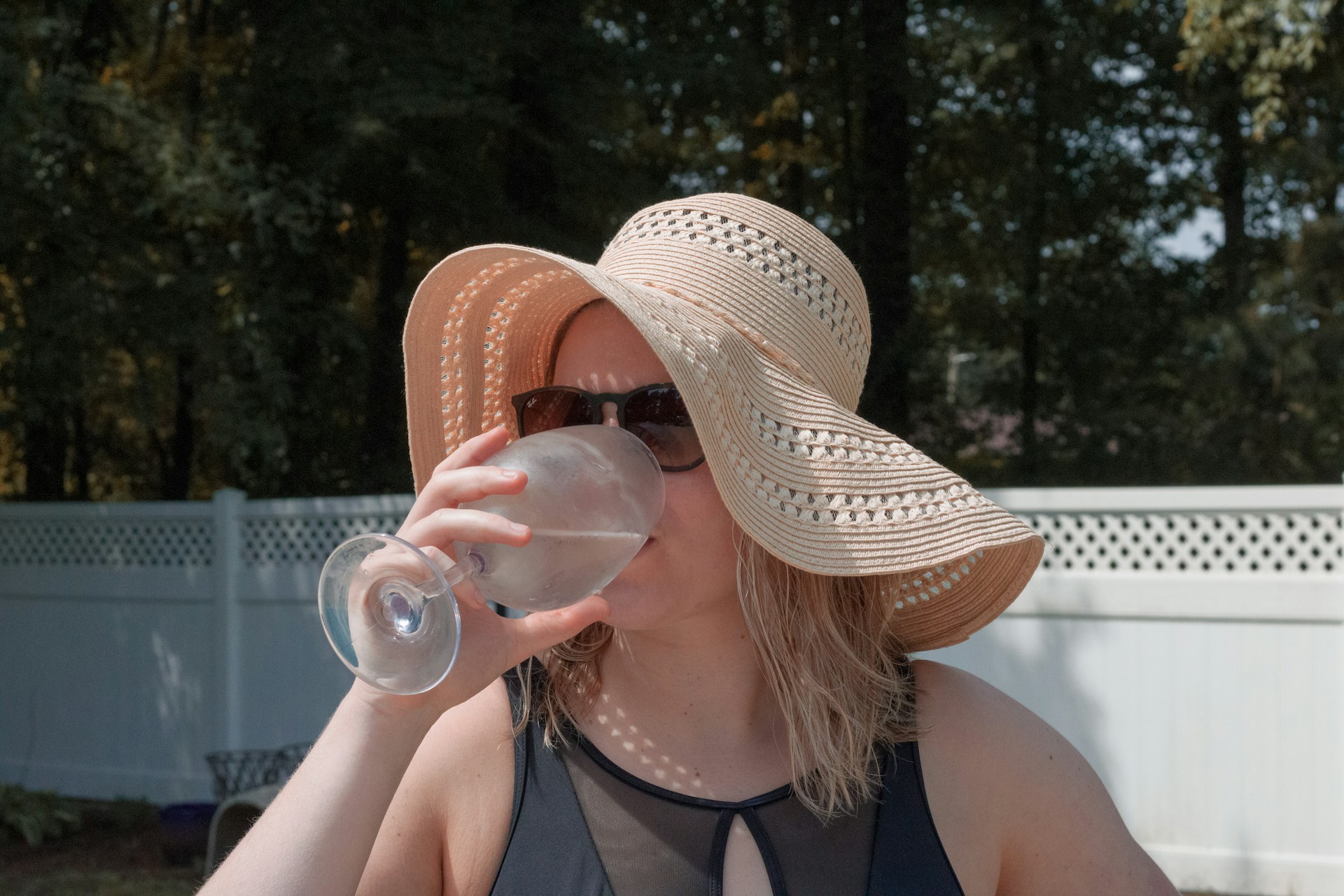 Женщина пьет воду