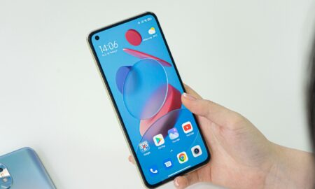 Человек держит телефон