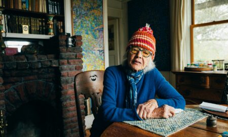 Бабушка с шапкой