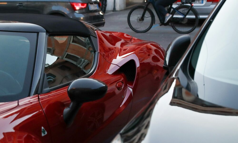 Две машины на парковке