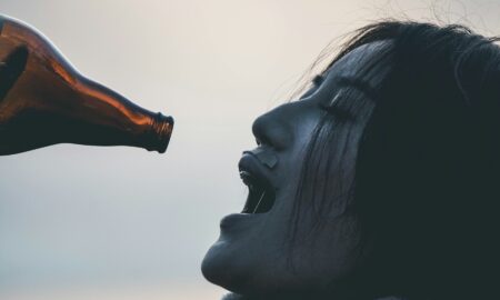 Девушка с бутылкой