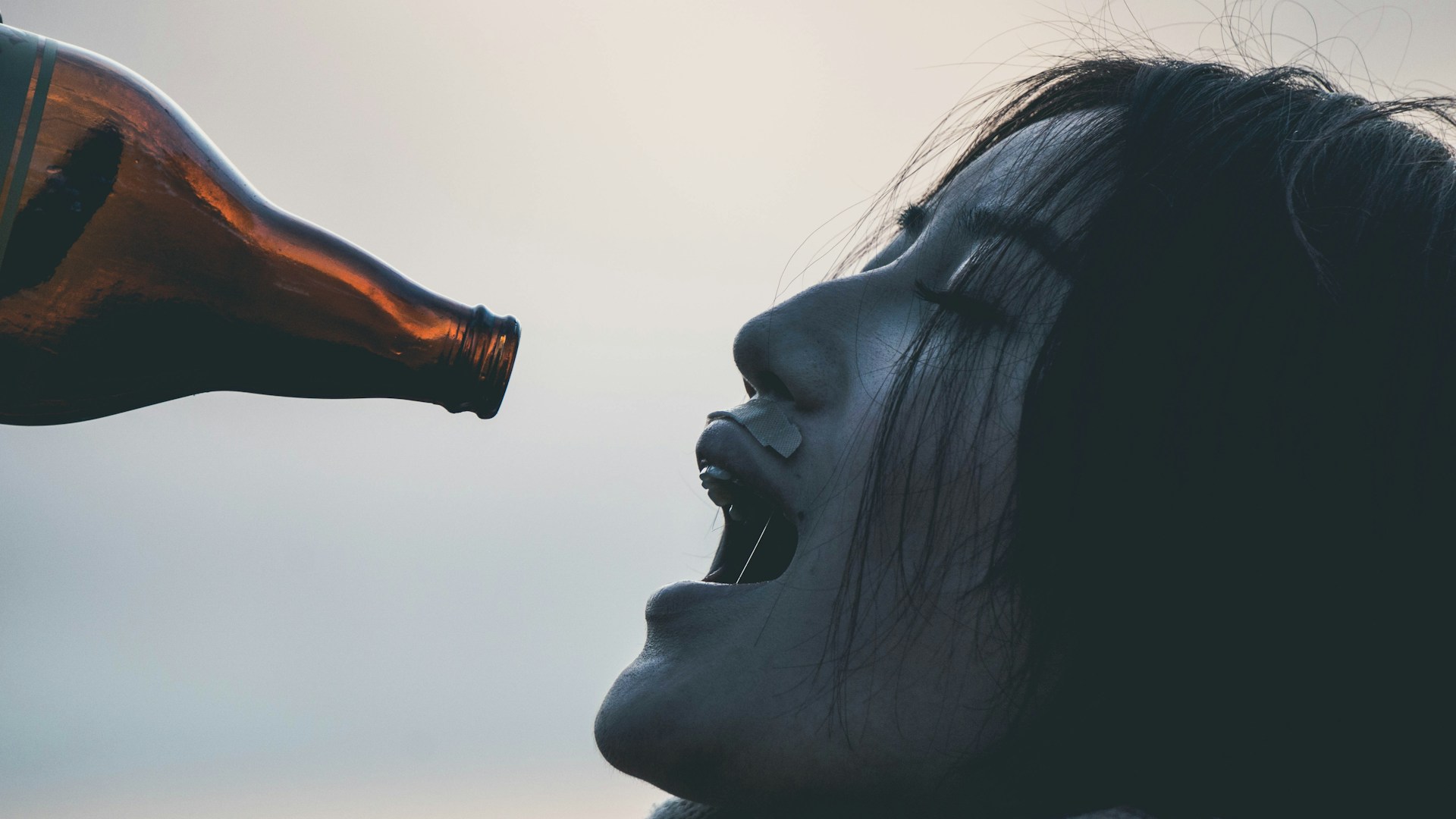 Девушка с бутылкой