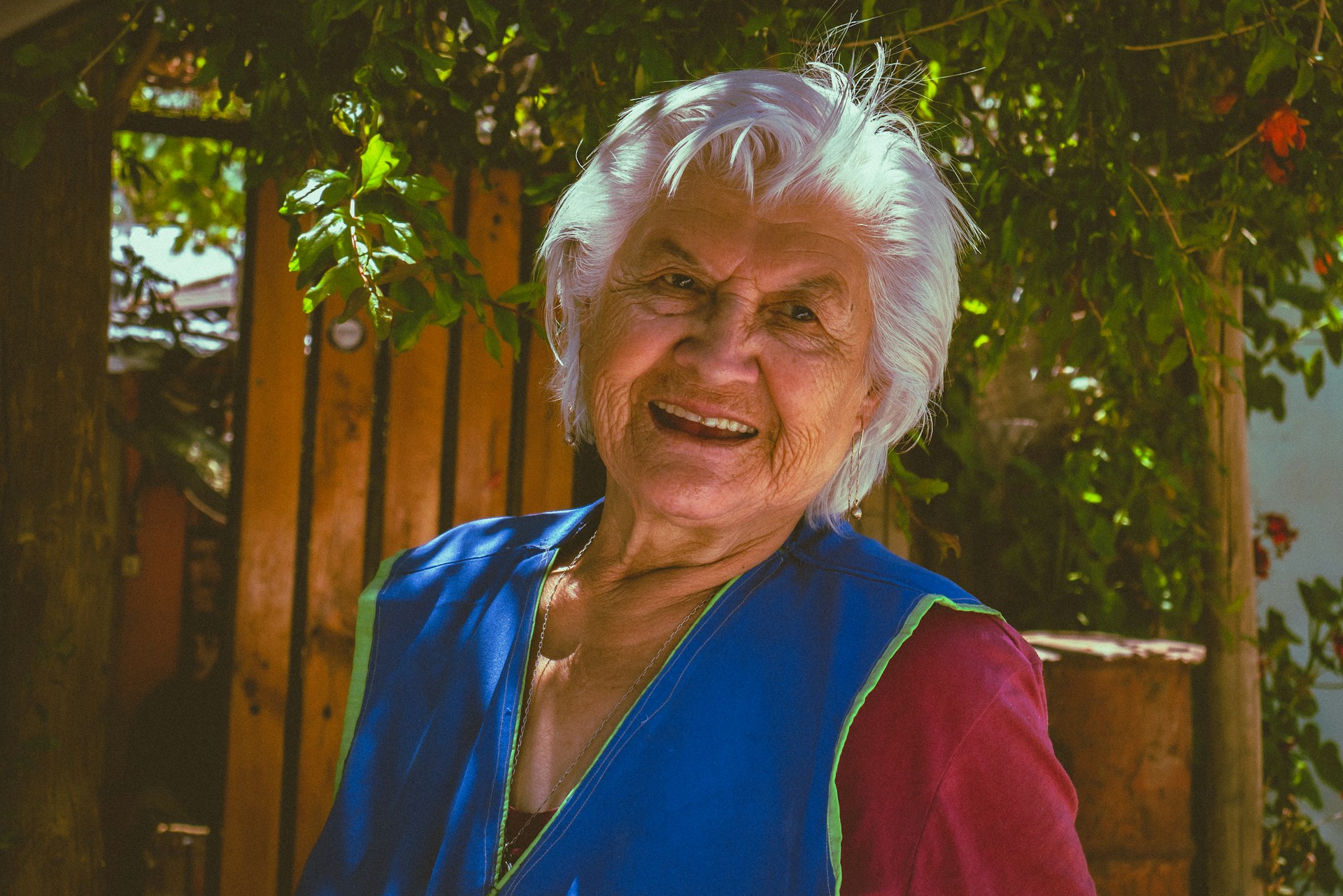 Женщина улыбается