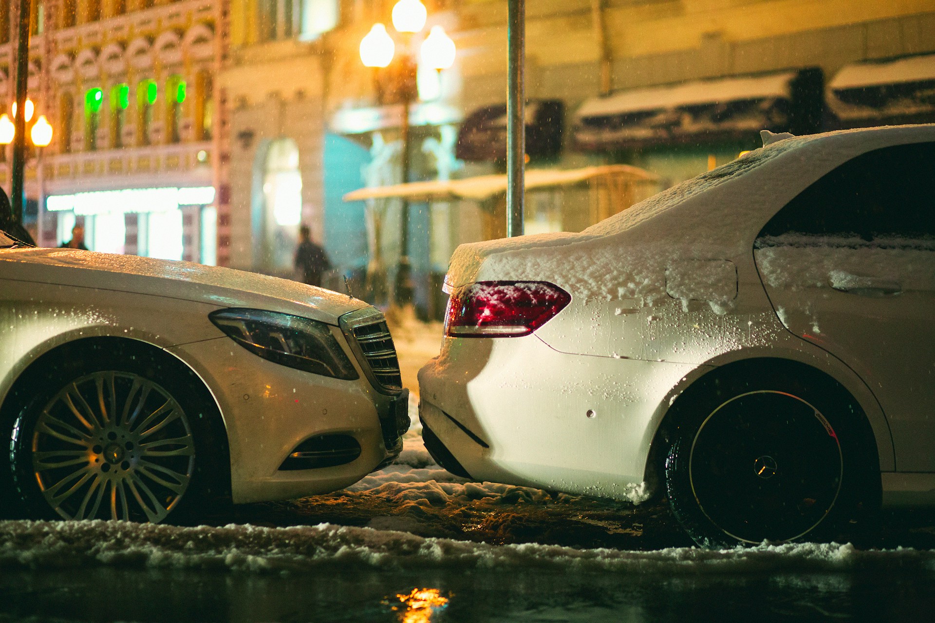 Две машины близко к друг другу