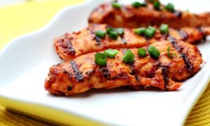 Приготовленная курица на тарелке