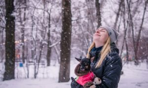 Девушка с собачкой