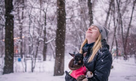 Девушка с собачкой