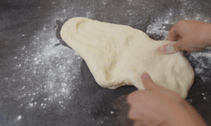 Женщина готовит хлеб