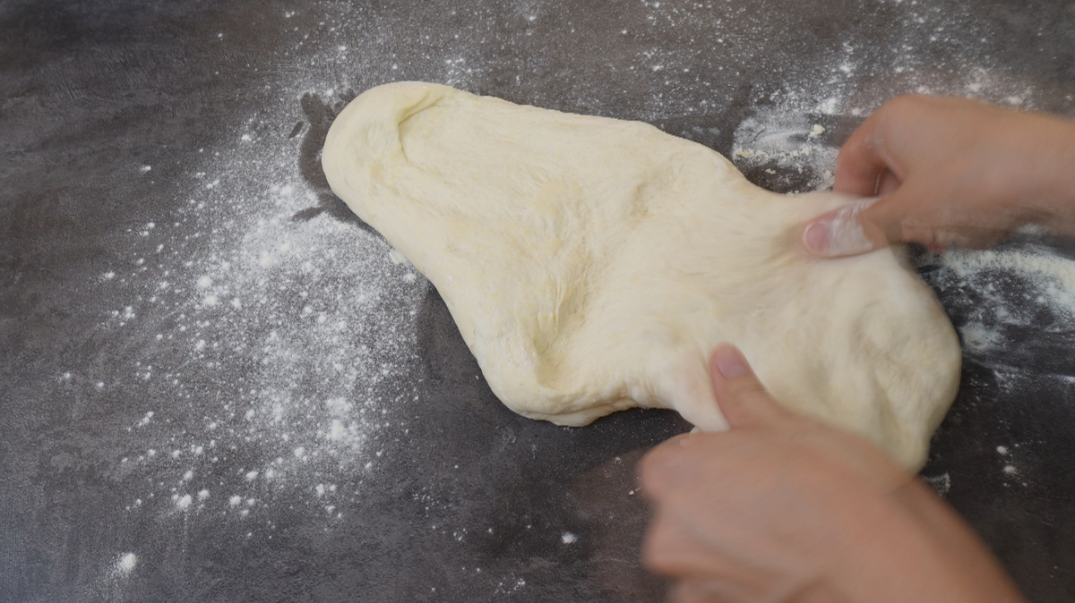 Женщина готовит хлеб