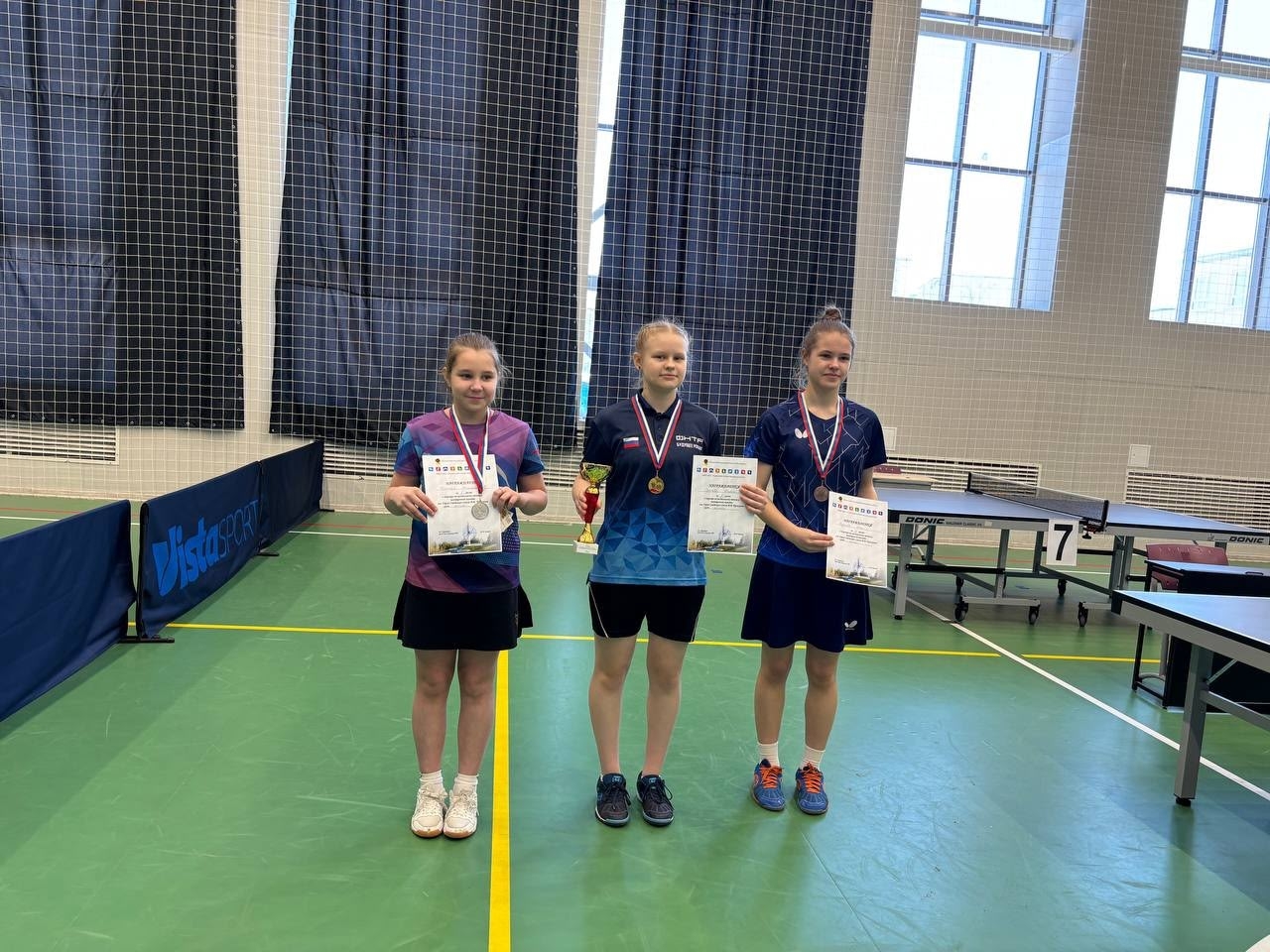 Дарья Сергеева (по центру)