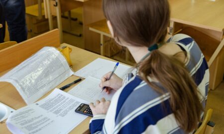 ребенок пишет экзамен