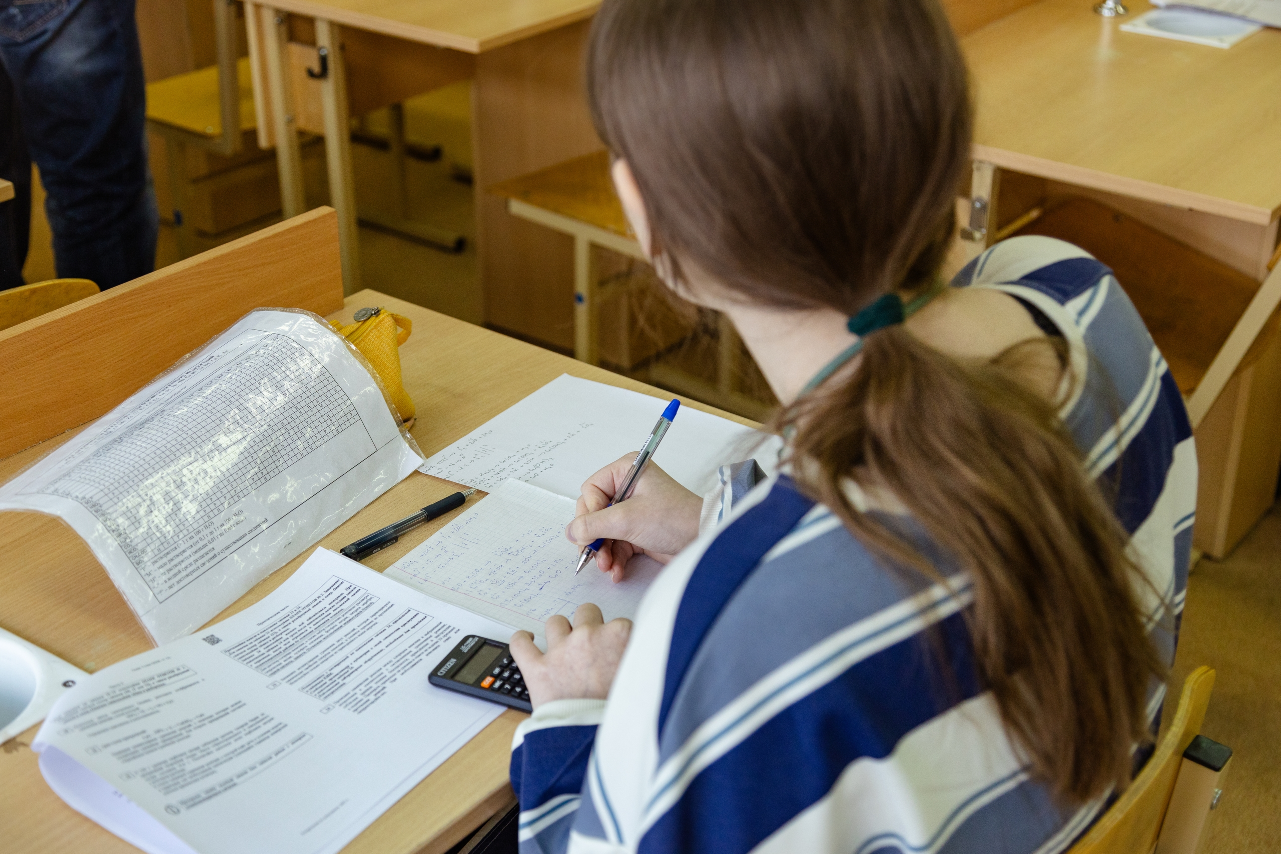 ребенок пишет экзамен