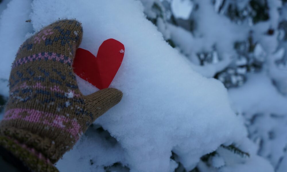 Сердечко на снегу