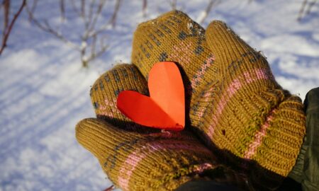 Девушка в перчатках с сердцем