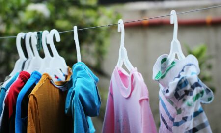 Вещи висят на вешалках