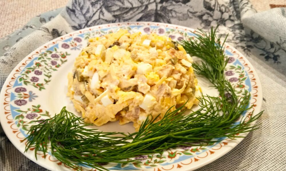 Салат с курицей и яйцом