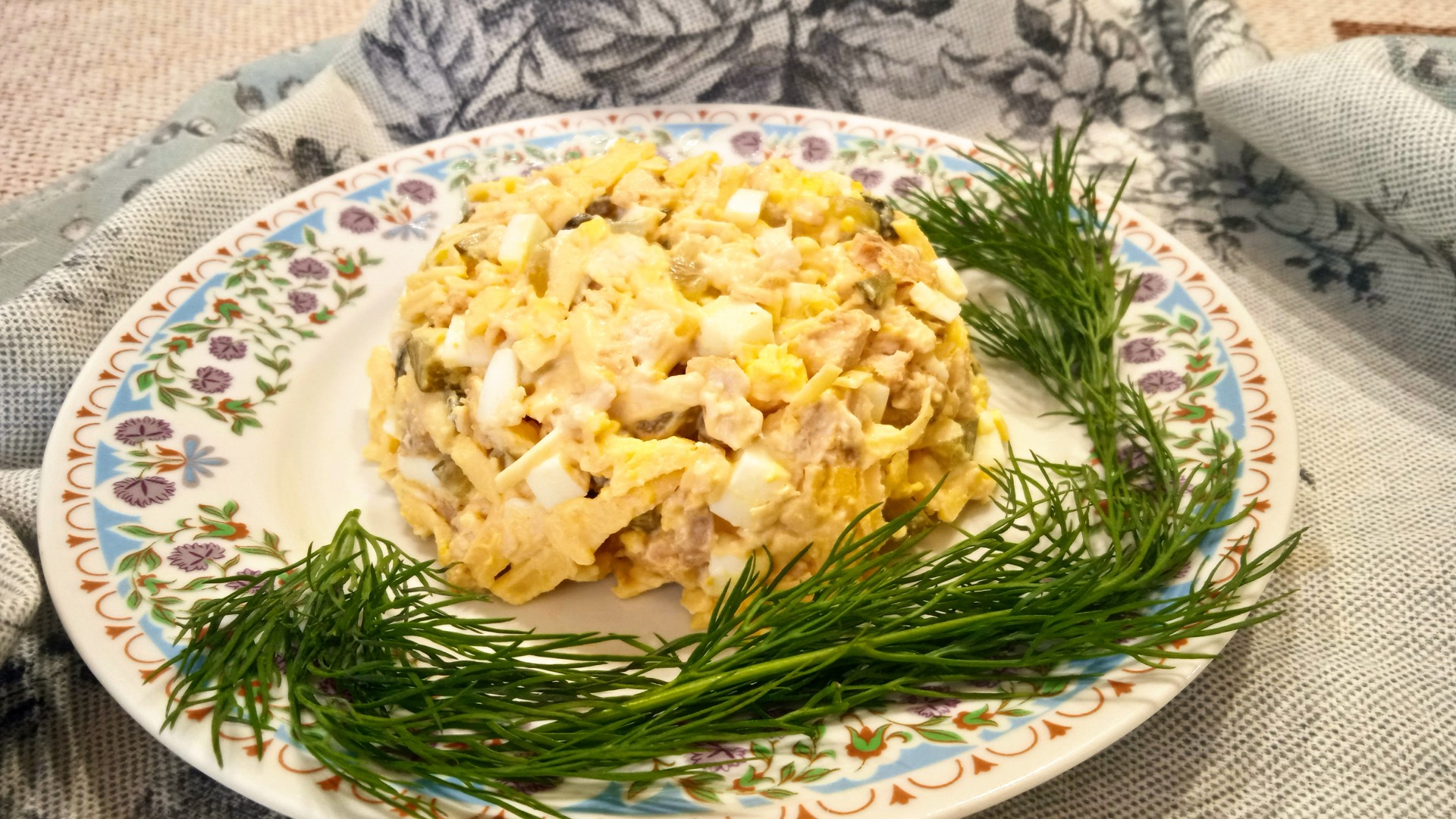 Салат с курицей и яйцом