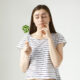 Девушка в полосатой футболке с леденцом на палочке