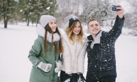 Три человека в зимней одежде на улице