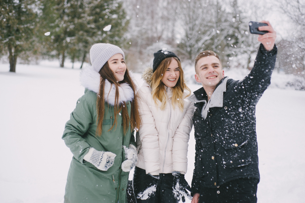 Три человека в зимней одежде на улице