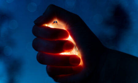 Огонек зажат в ладони