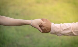 Мужчина и женщина держатся за руки