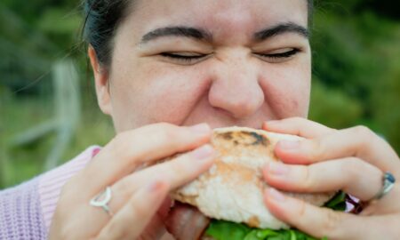 Девушка ест бургер