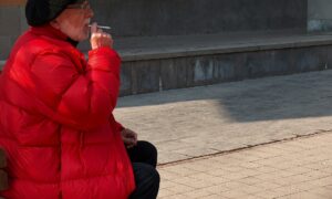 Дедушка курит сигарету