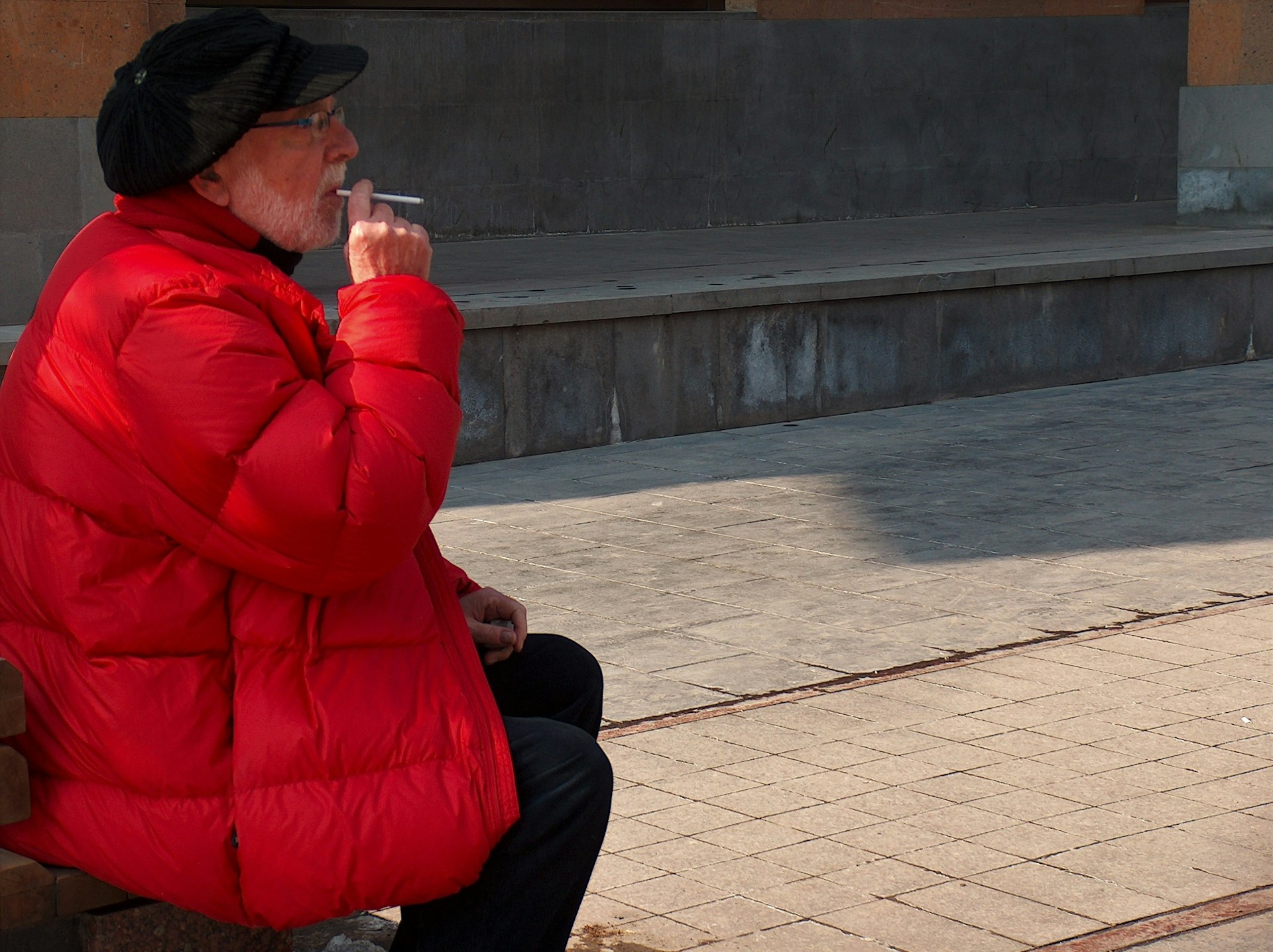 Дедушка курит сигарету