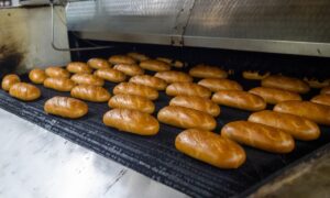 На заводе готовят хлеб