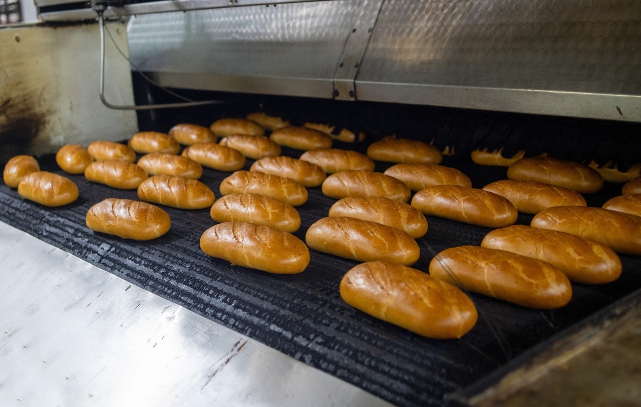 На заводе готовят хлеб