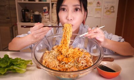 Девушка есть огромное блюдо лапши