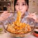 Девушка есть огромное блюдо лапши