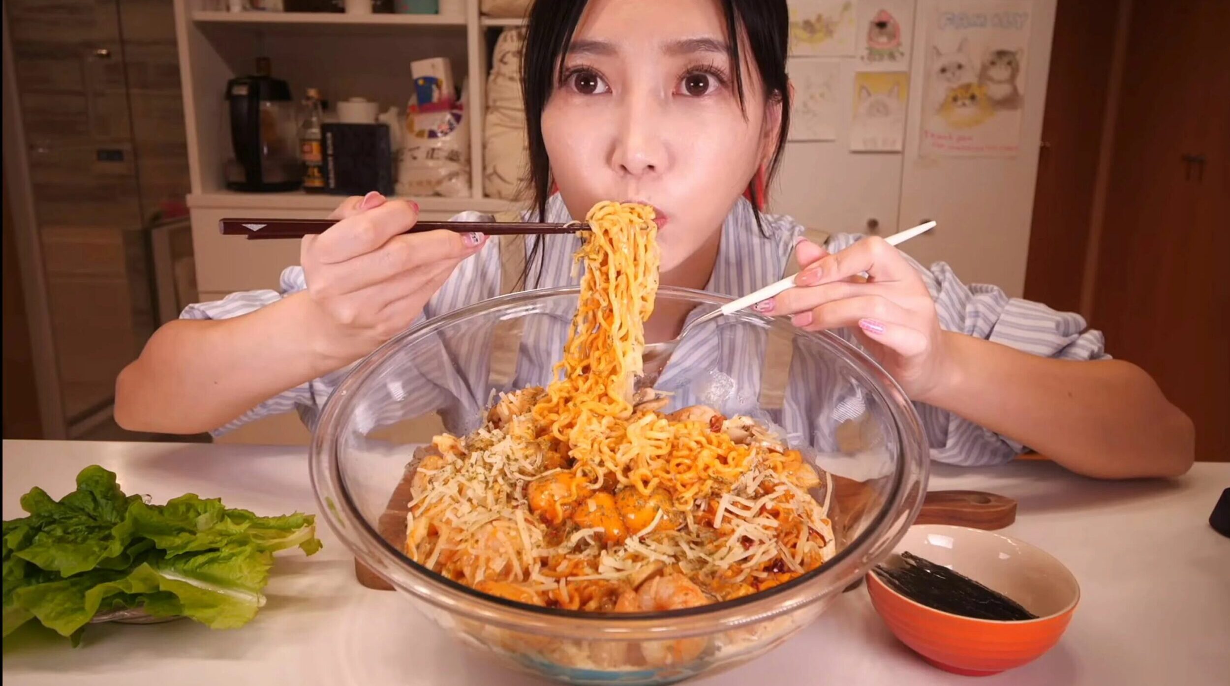Девушка есть огромное блюдо лапши