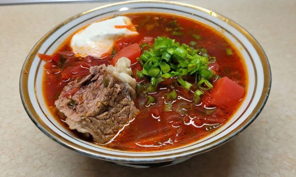 Борщ с мясом и зеленью