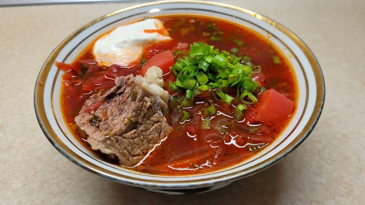 Борщ с мясом и зеленью