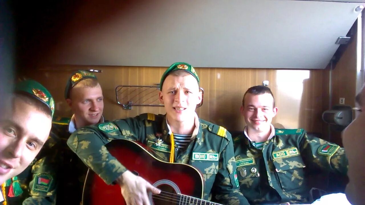 Демобилизованные поют под гитару в поезде