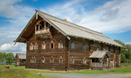 Старинный крестьянский дом на русском Севере