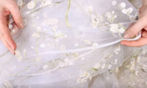 Женщина держит тюль в руках