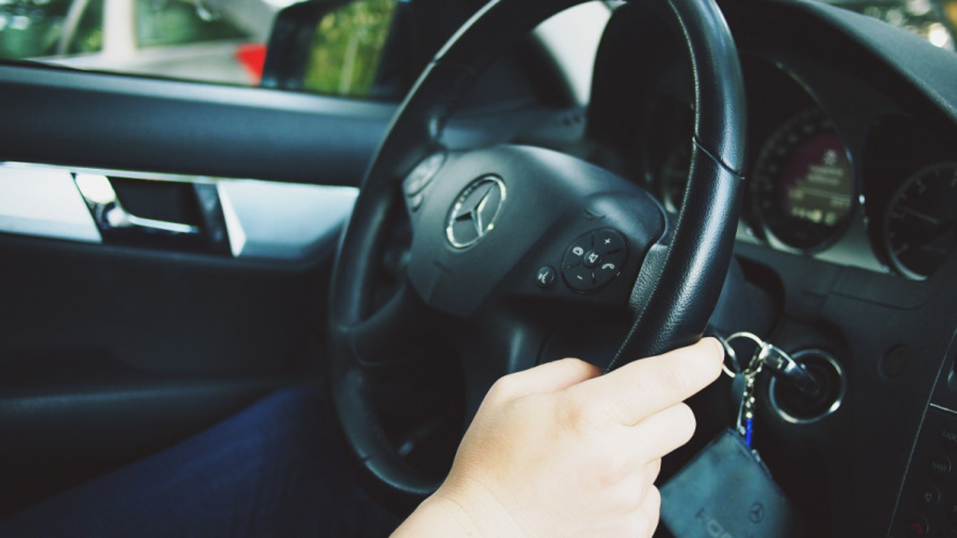 Водитель за рулем автомобиля