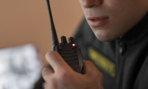 Мужчина говорит в рацию
