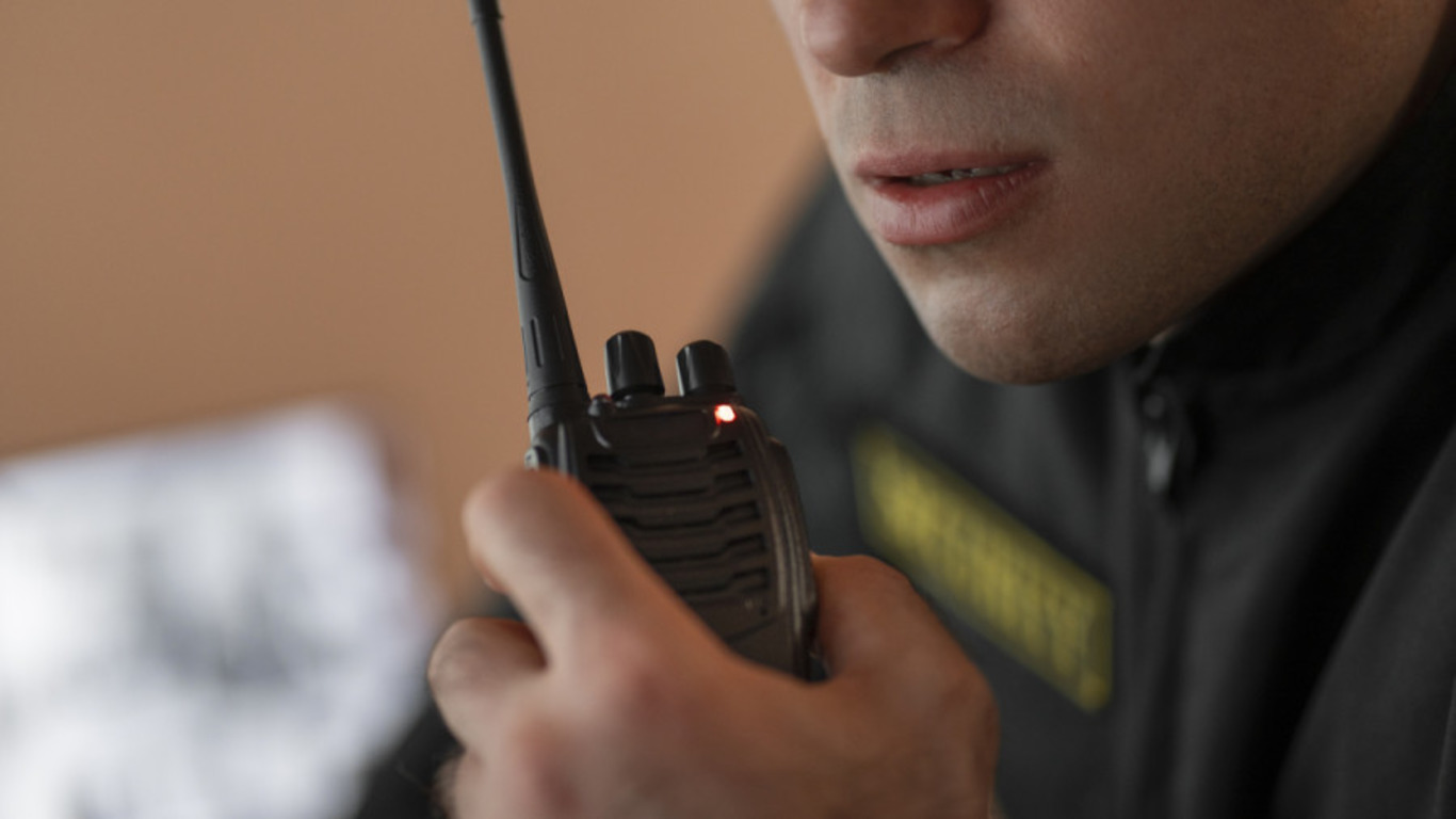 Мужчина говорит в рацию