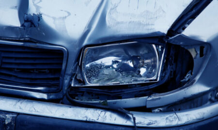 Разбитая фара автомобиля