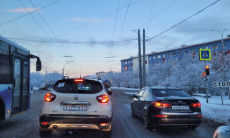 Автомобили стоят на дороге