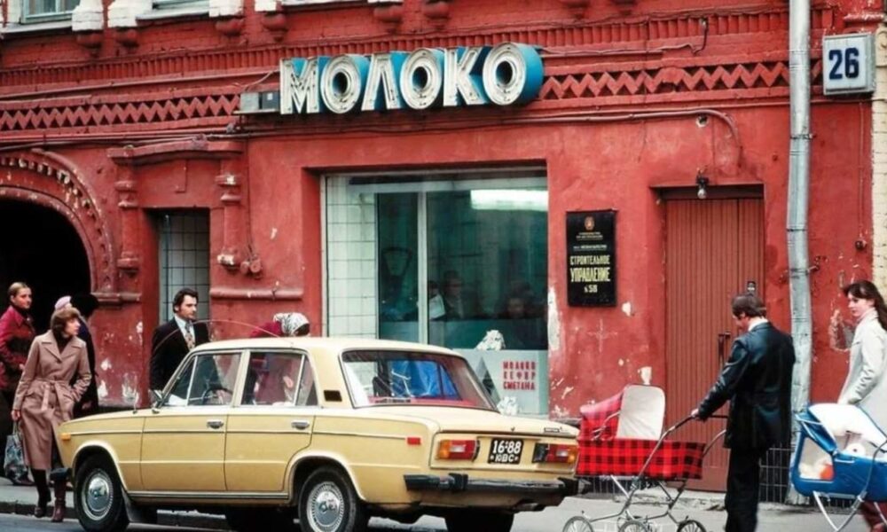 Люди и автомобиль рядом с молочным магазином