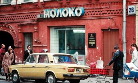 Люди и автомобиль рядом с молочным магазином