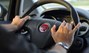 Руки человека на руле