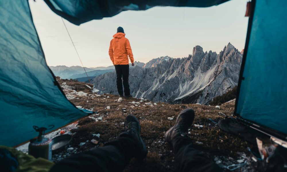 Путешественники в палатке